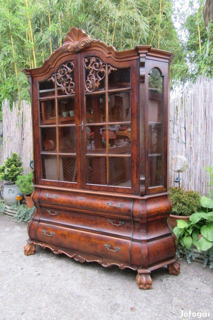 Elegáns faragásos vitrin - komód 225 cm magas