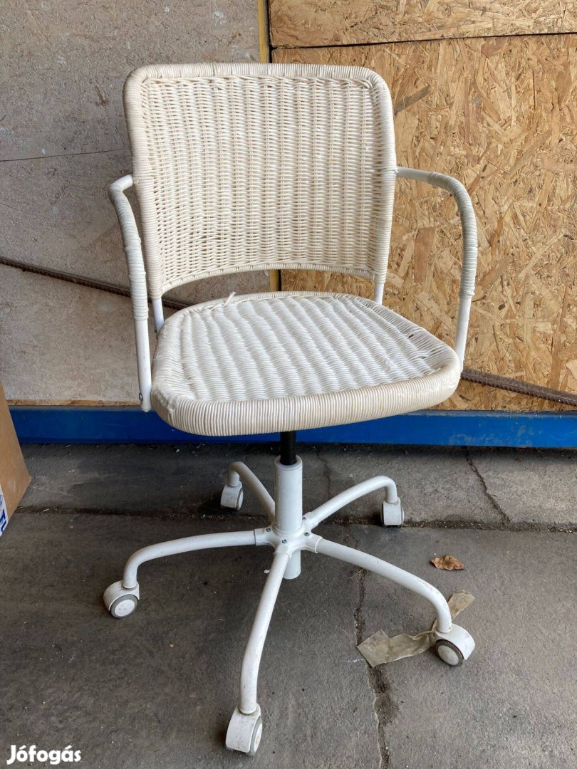 Elegáns fehér rattan irodai szék eladó!