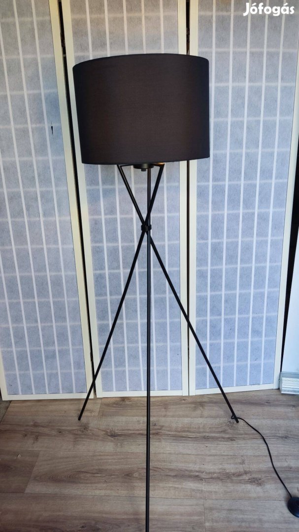 Elegáns fekete állólámpa magas állvánnyal