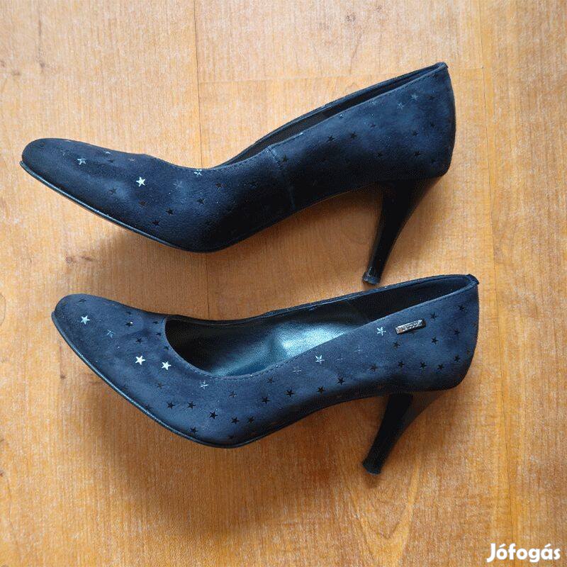Elegáns fekete magassarkú cipő, diszkrét csillagmintával
