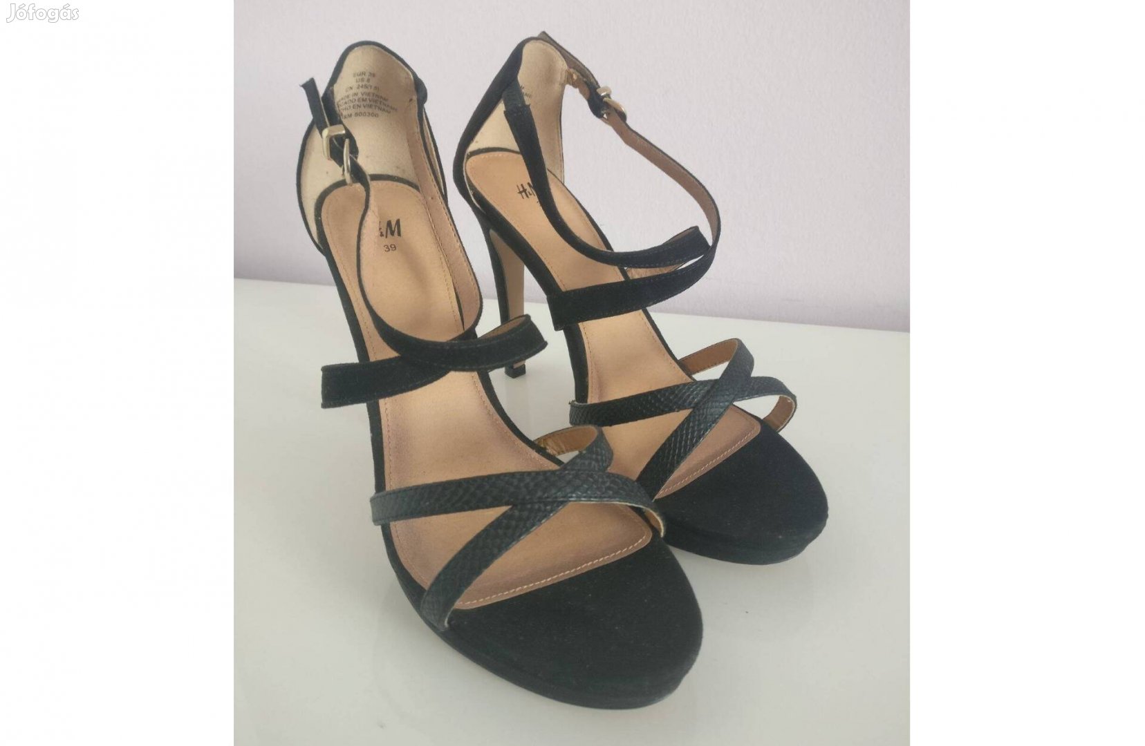 Elegáns fekete tűsarkú szandál