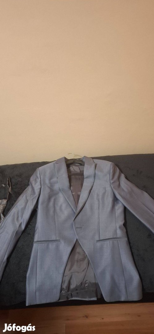 Elegáns férfi alkalmi zakó, mellénnyel, cipővel