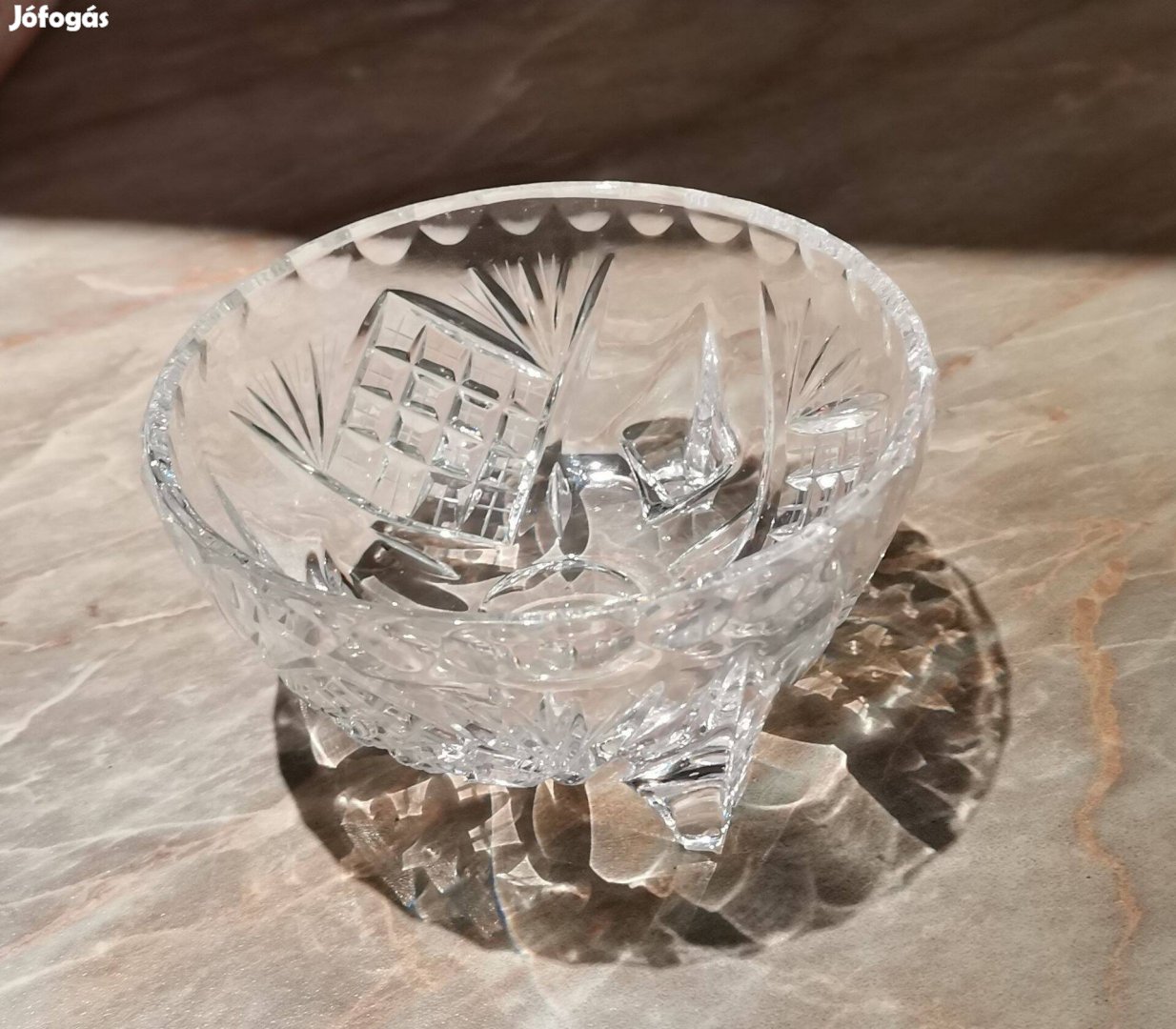 Elegáns három lábú csiszolt kristály kínáló