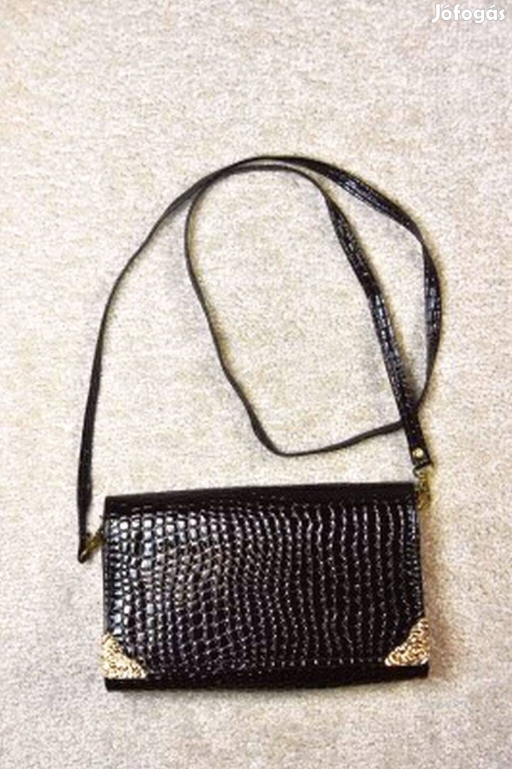 Elegáns hüllőbőr mintás fekete lakk táska egyedi dísszel