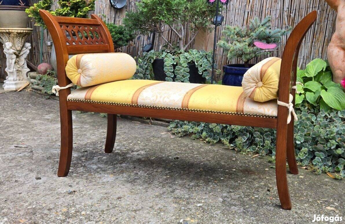 Elegáns karfás szék- pad két díszpárnával