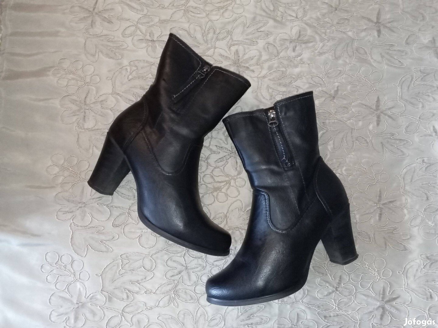 Elegáns letisztult fekete női bokacsizma - 39 bth 25,2 cm