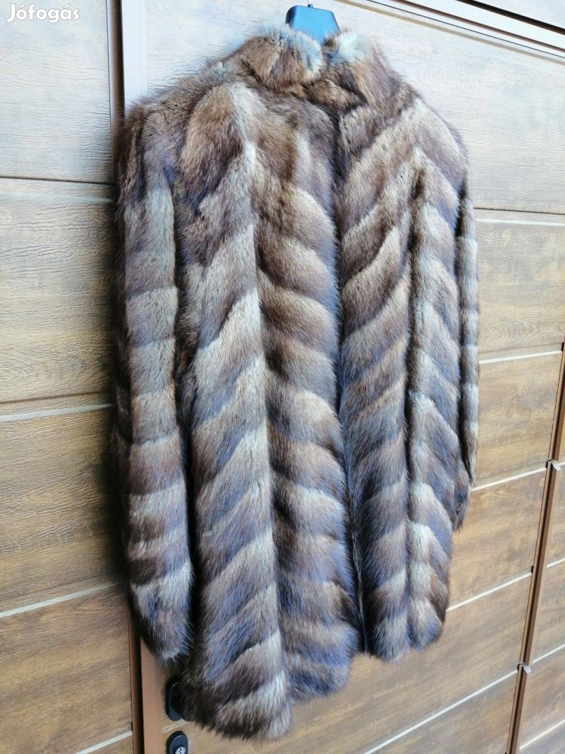 Elegáns minőségi szőrmebunda kalappal