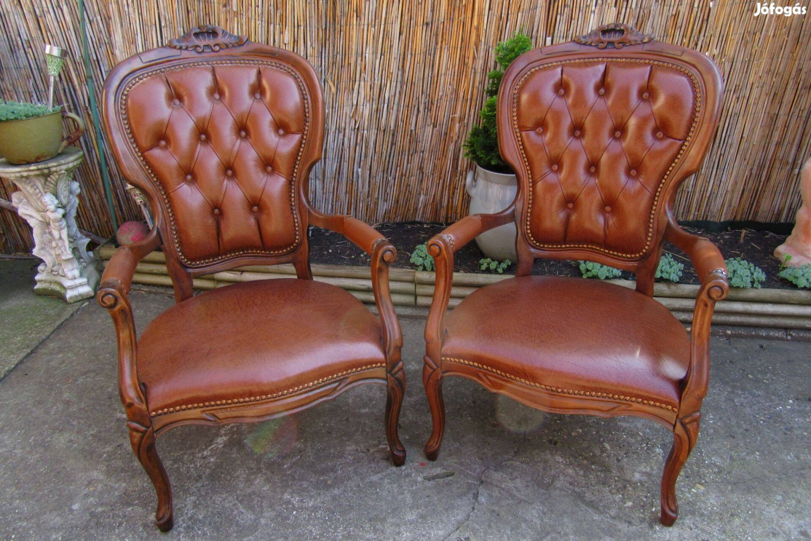 Elegáns neobarokk bőr karfás szék-fotel párban