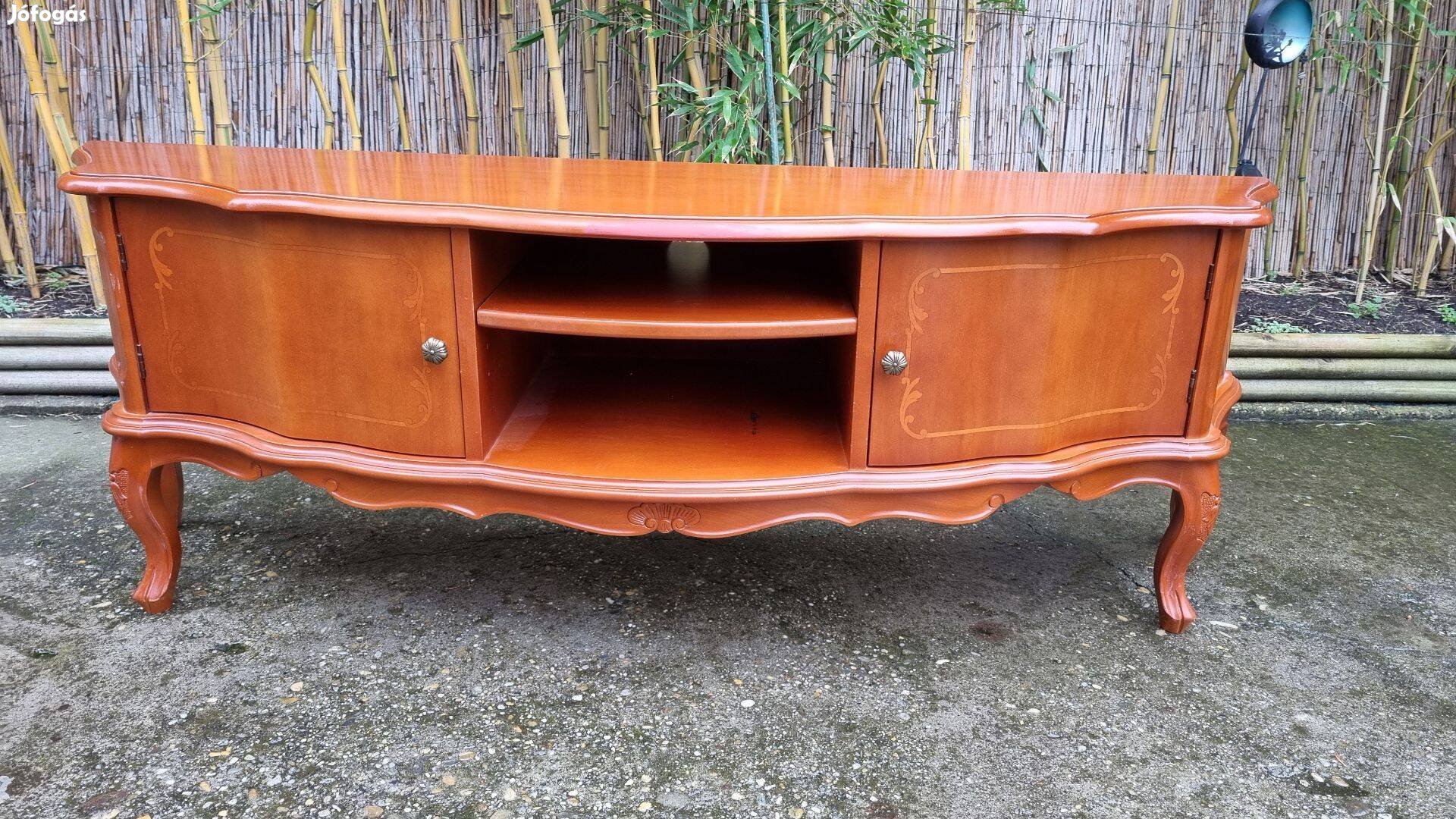 Elegáns neobarokk elöl hajlitott,komód-szekrény 140 cm széles