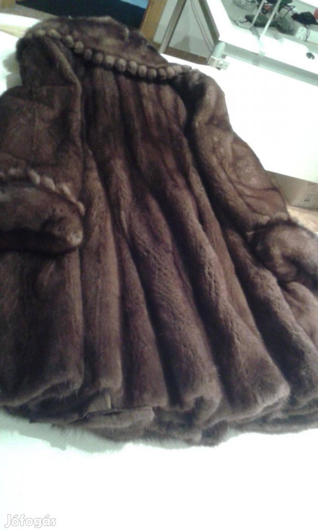 Elegáns nerc bunda, bővülő fazonú