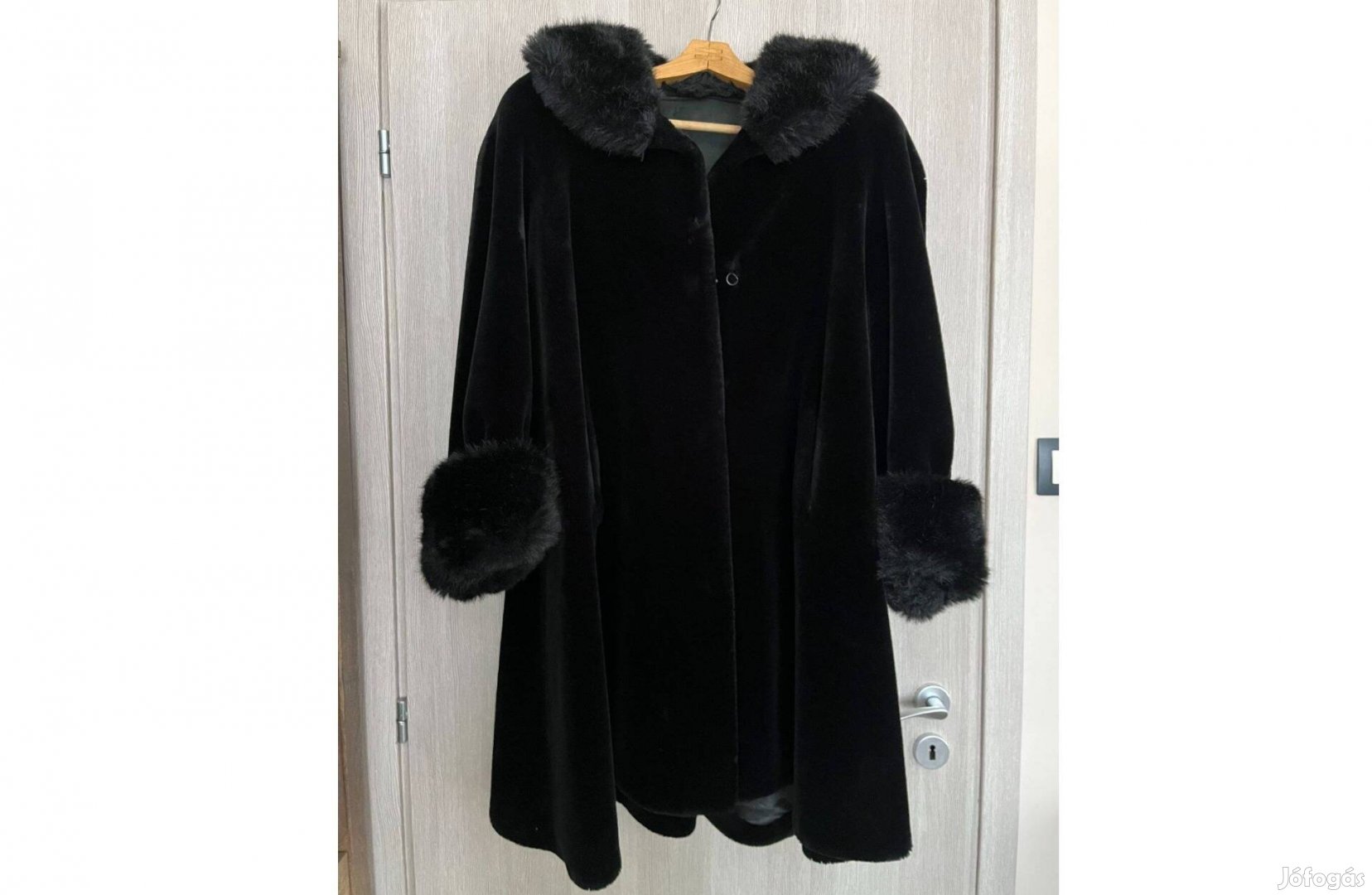 Elegáns női hosszú fekete műszőrme bunda eladó