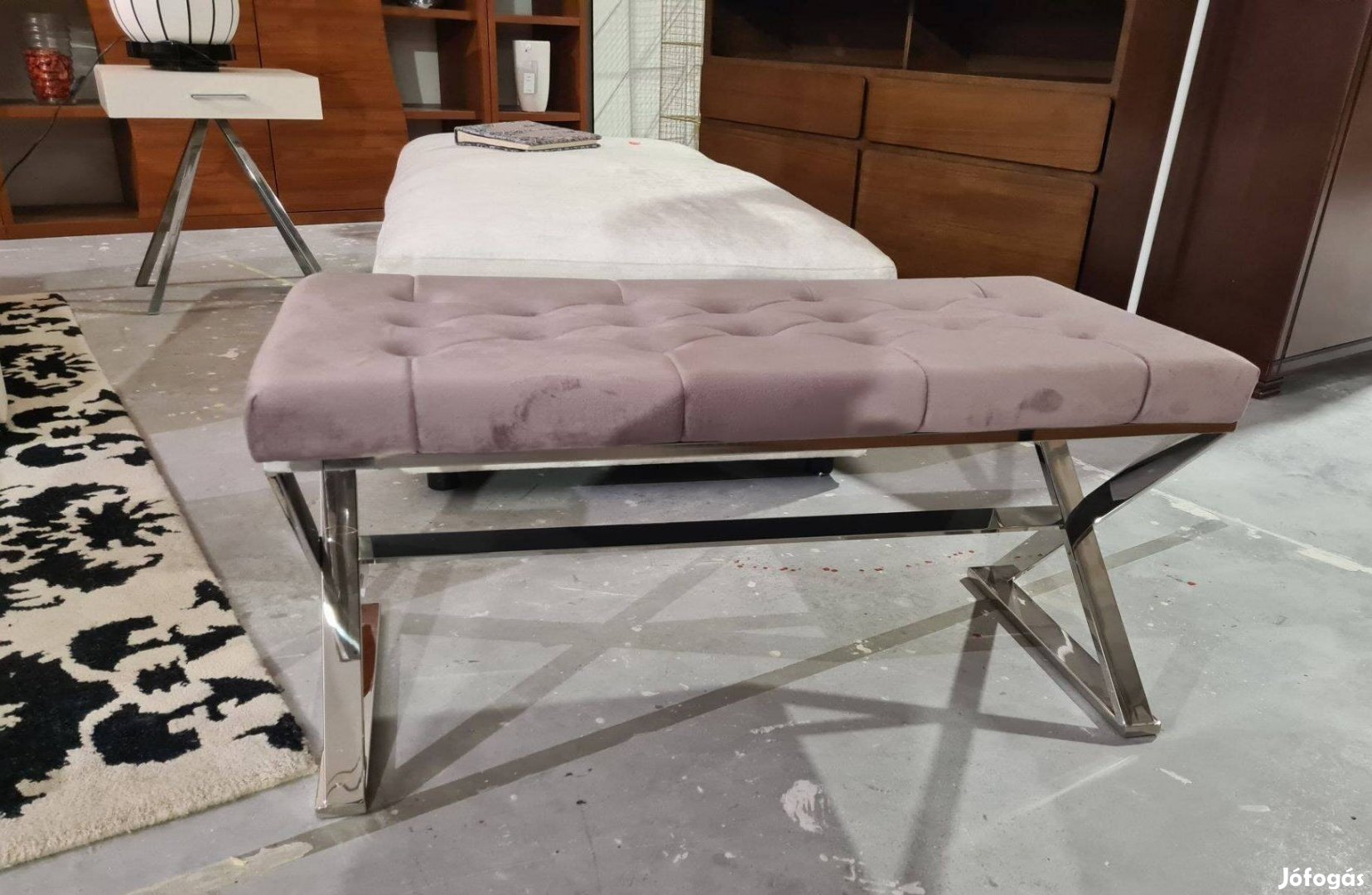 Elegáns pad ezüst színű lábbal , rózsaszín szövettel 97 cm