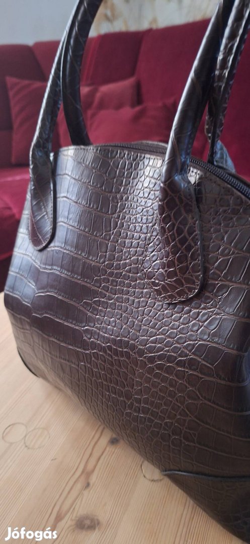 Elegáns sötétbarna krokodilmintás női kézitáska