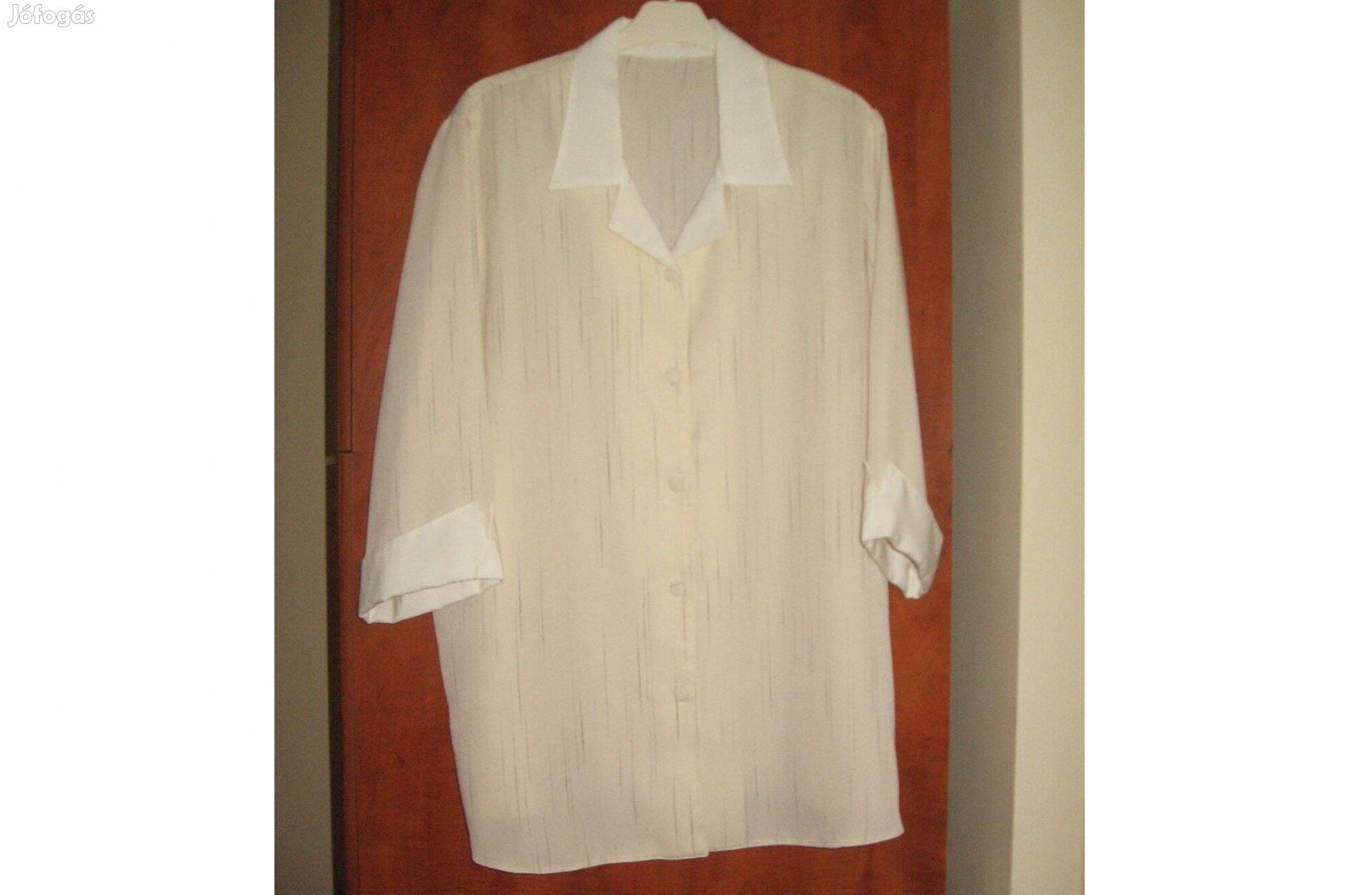 Elegáns vajszínű mintás blúz