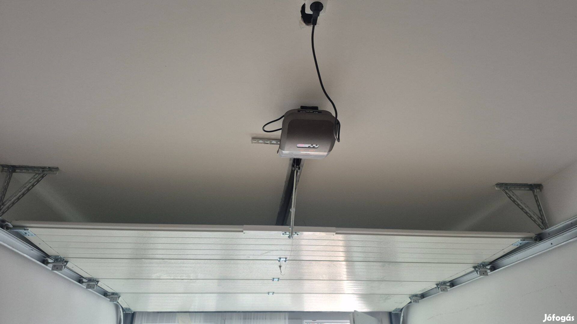 Elektrolos garázsajtó újszerű állapotban