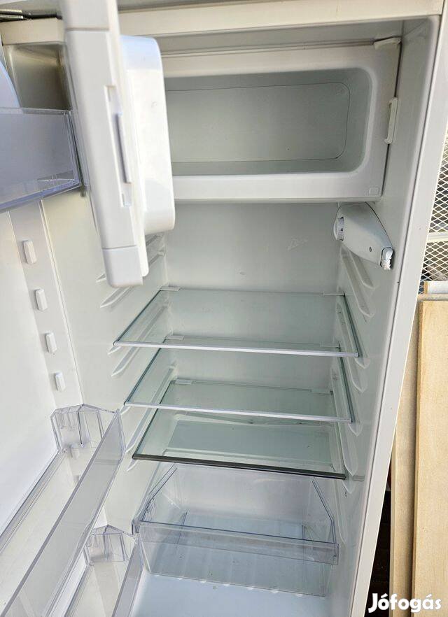 Elektrolux kombi 240 literes hűtőszekrény bellül felső
