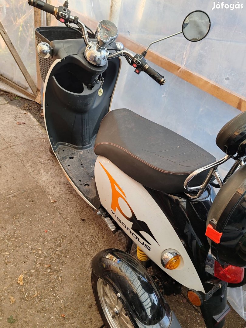 Elektromos, háromkerekű moped 