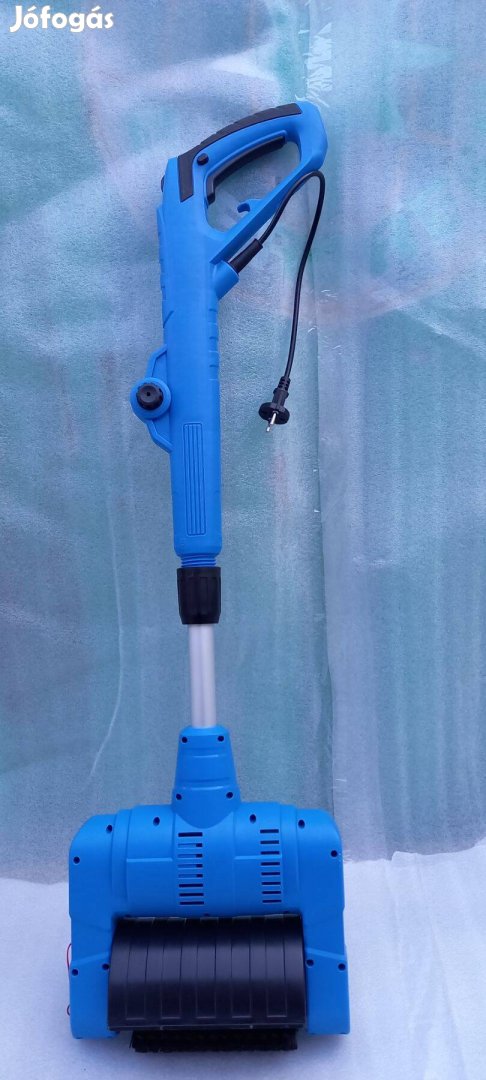 Elektromos, kefés takarítógép kültéri takarításhoz, teraszok, járdákho