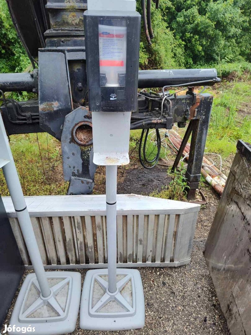 Elektromos adagolós kézfertőtlenítő, elemmel működik
