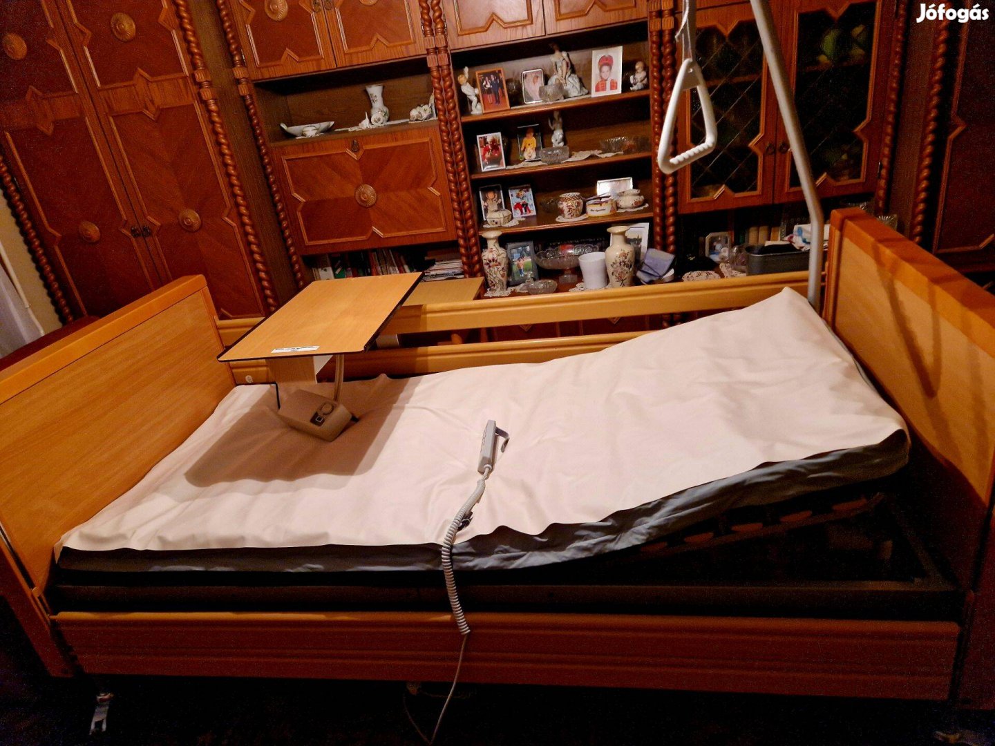 Elektromos ápolási ágy, kórházi éjjeliszekrény