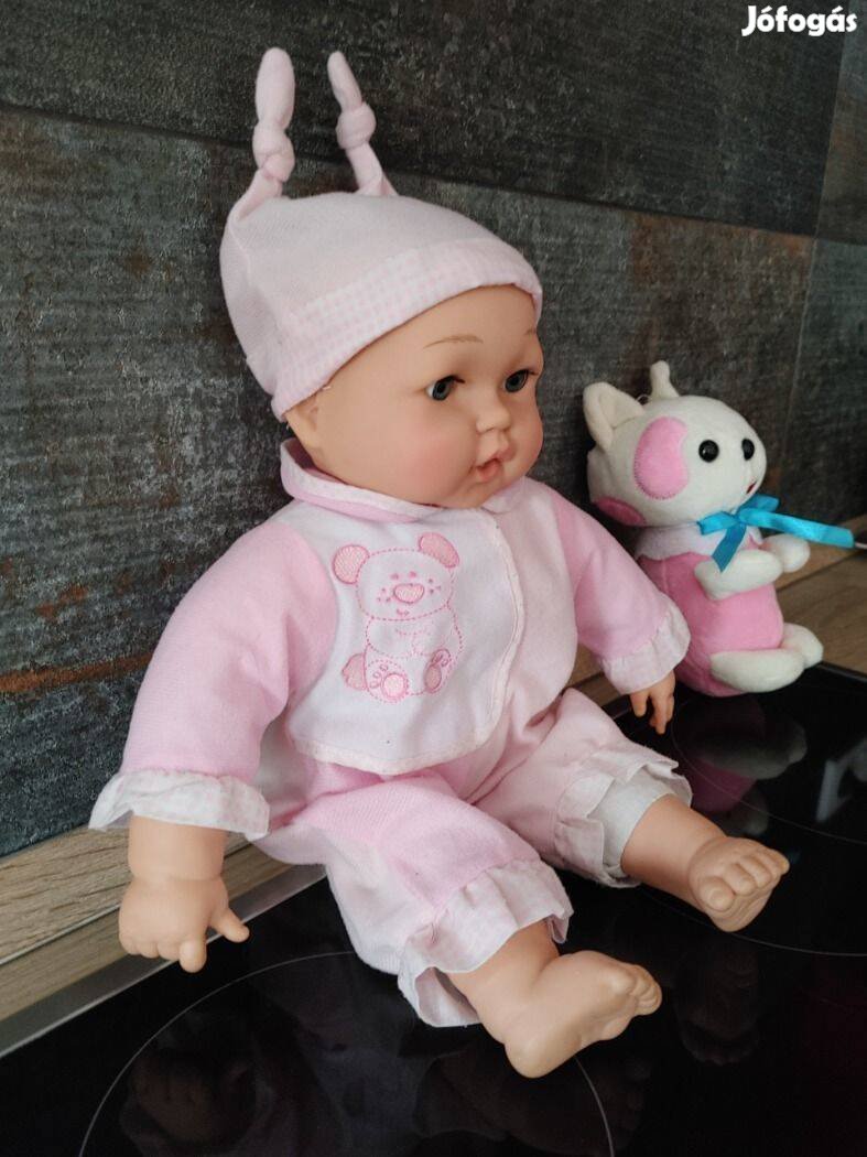 Elektromos baba kezeit nyomva beszél MAMA Papa Kakaó baba