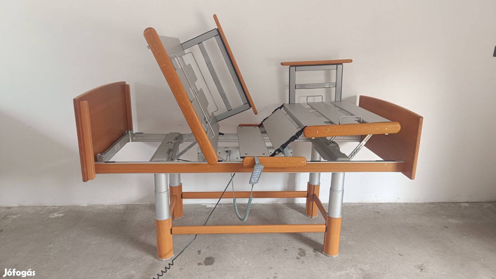 Elektromos betegágy - 4 funkciós - Osztott oldalrácsokkal (6.)