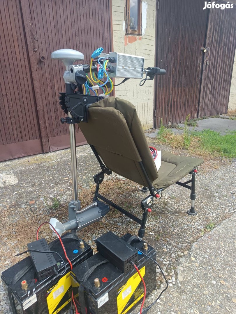 Elektromos csónakmotor  akumlátorrokkal.
