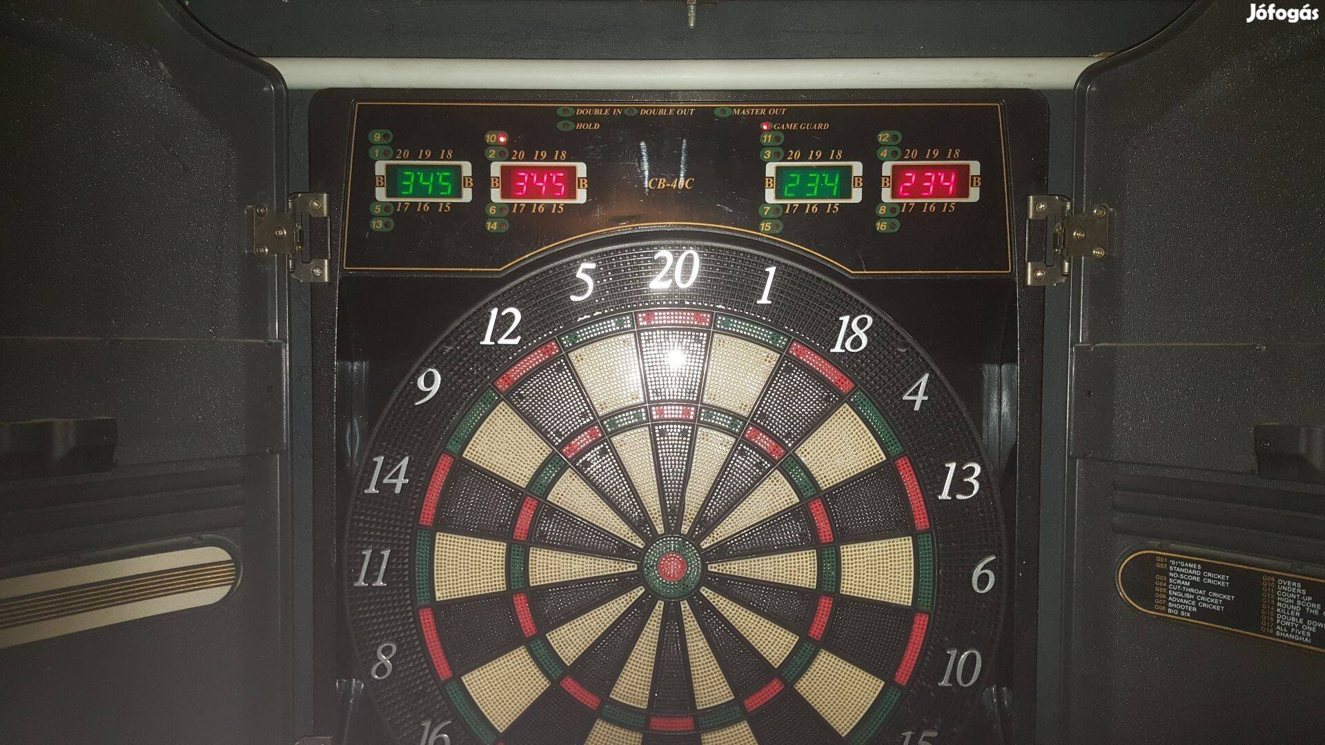 Elektromos digitális kijelzős darts cabinet újszerű állapotban