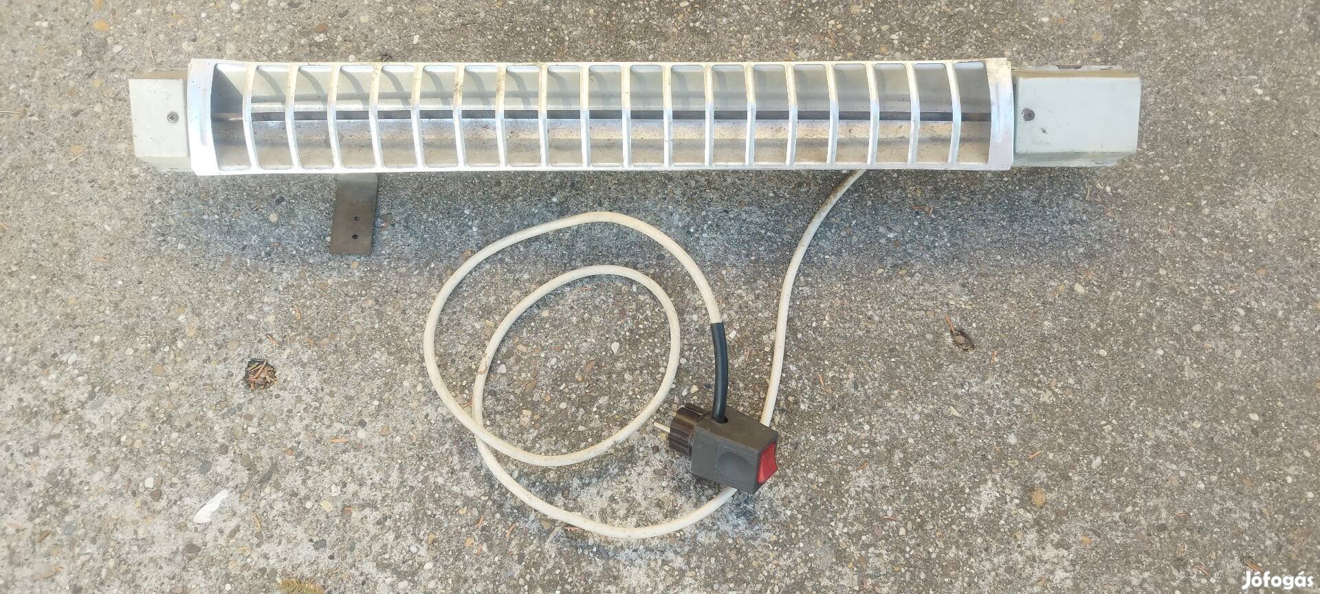 Elektromos falra szerelhető hősugárzó