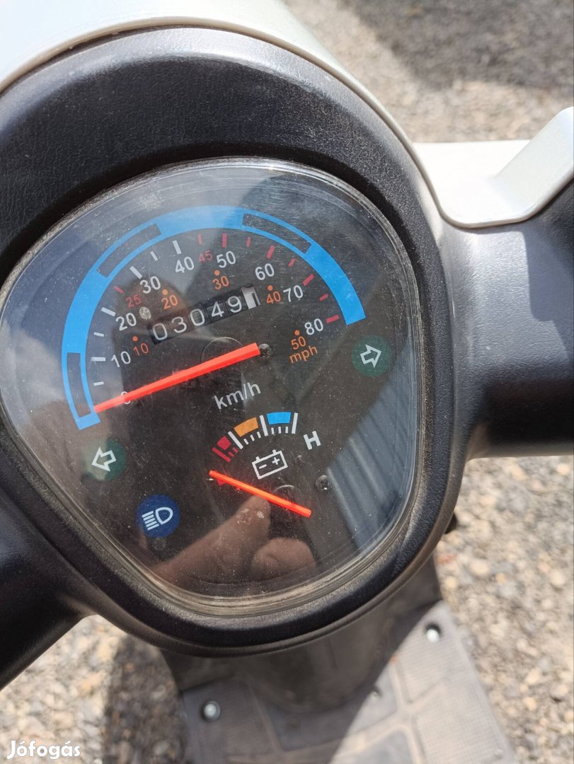 Elektromos három kerekű jármű.