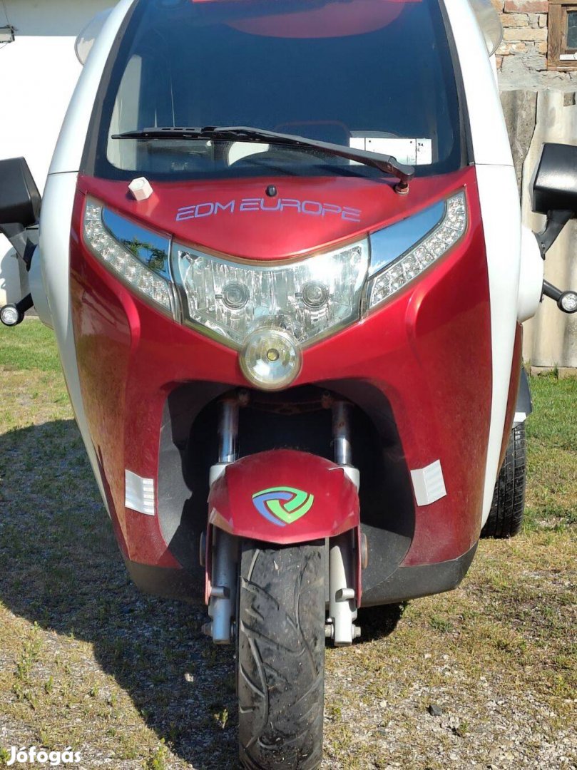 Elektromos háromkerekű segédmotoros kerékpár