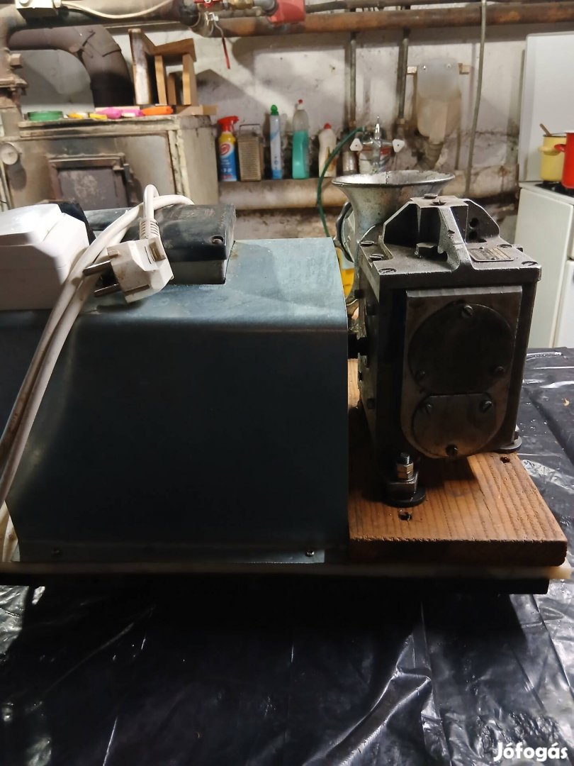 Elektromos húsdaráló.