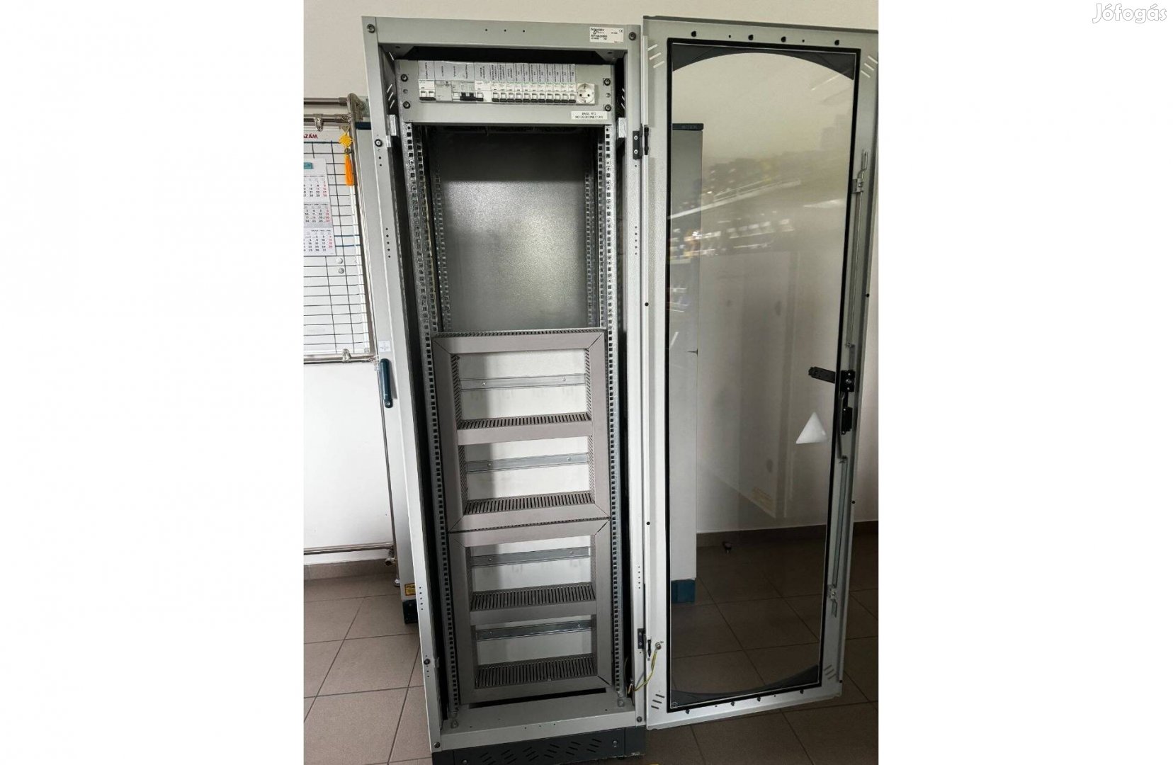 Elektromos kapcsolószekrény, rack szekrény - Schneider Electric