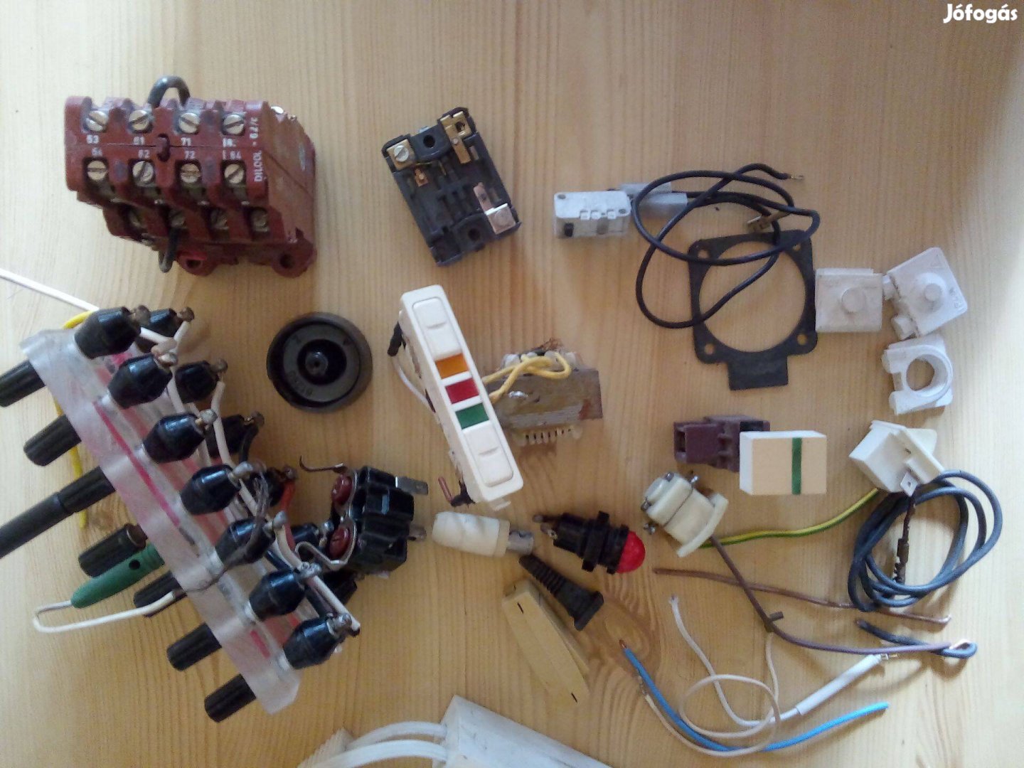 Elektromos kapcsolótábla, szerelvény. alkatrészek