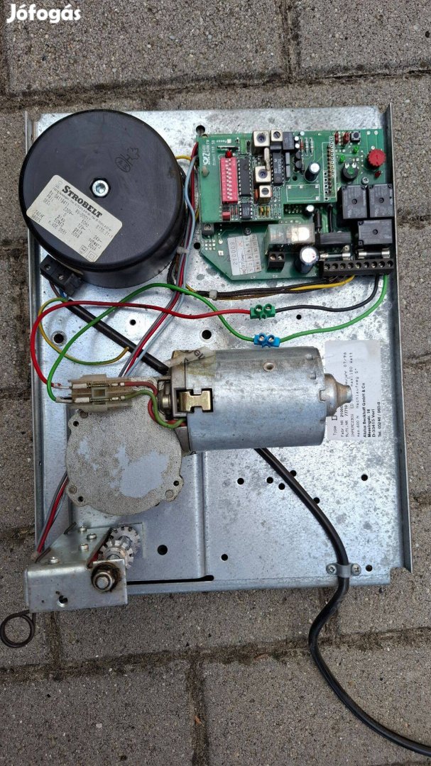 Elektromos kapunyitó mechanika (toló / úszó kapu)