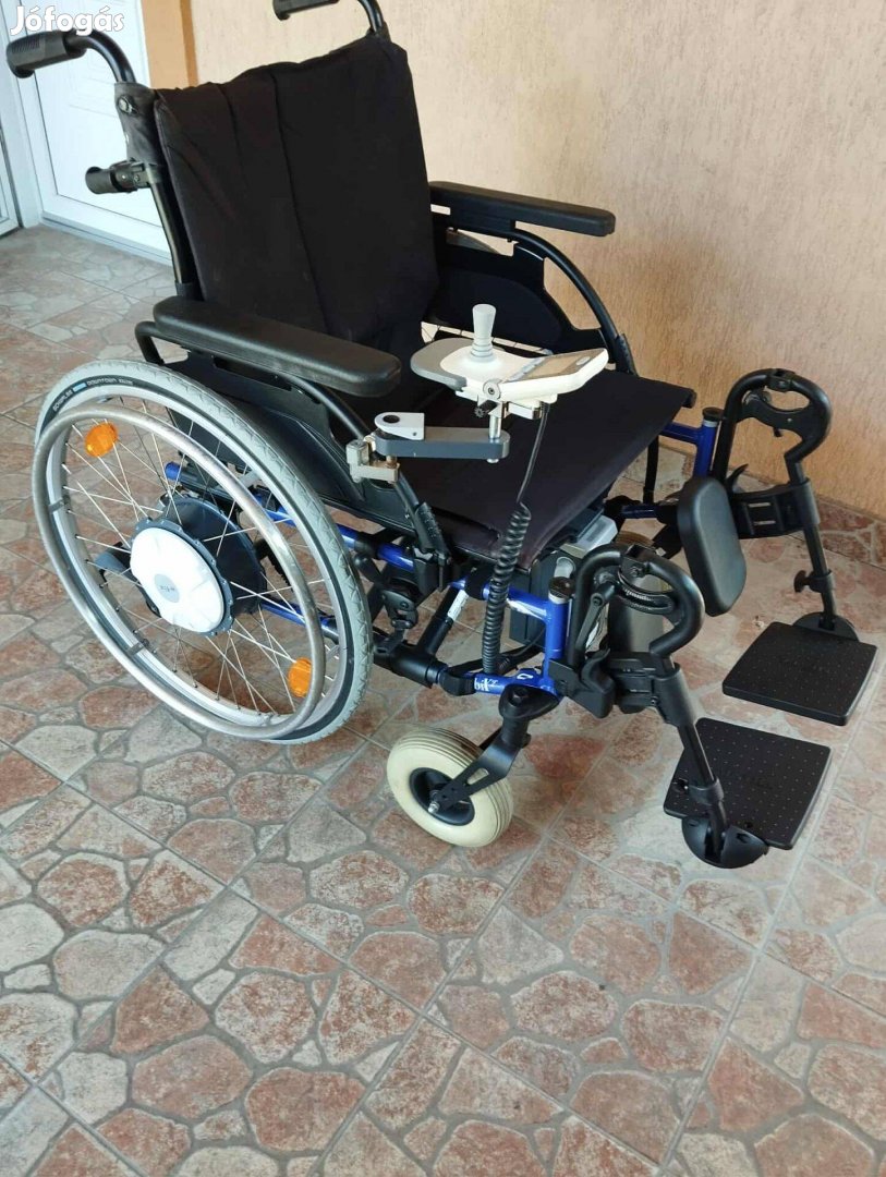 Elektromos kerekesszék kerekes szék rásegítés mozgáskorlátozott