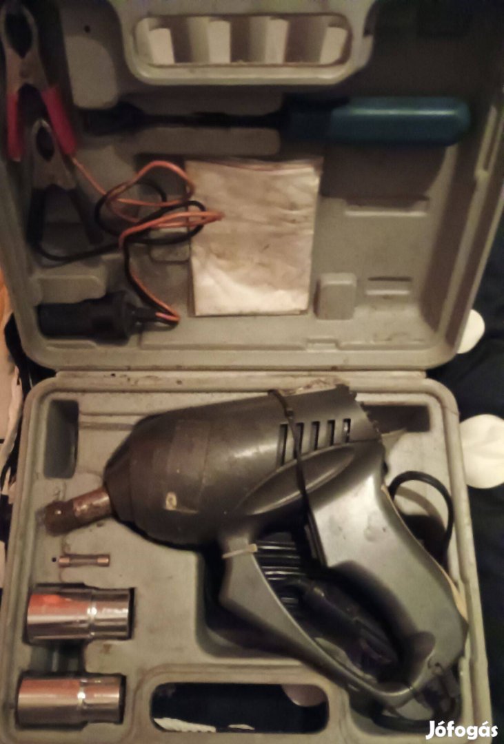 Elektromos kerékkulcs dobozában