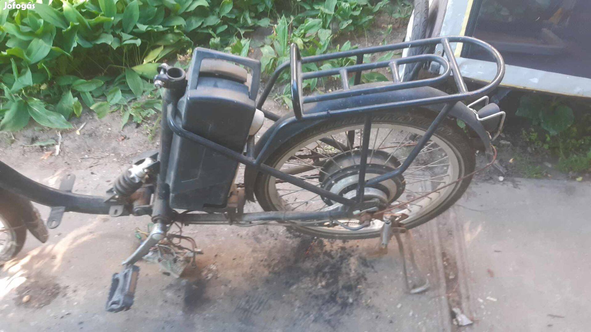 Elektromos kerékpár fekete chopper kormányos