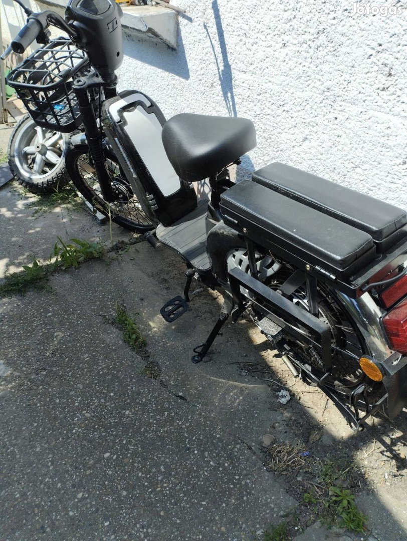 Elektromos kerékpár/robogó