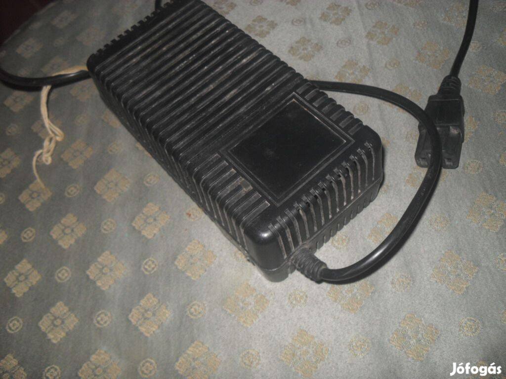 Elektromos kerékpár töltő , három pólusú