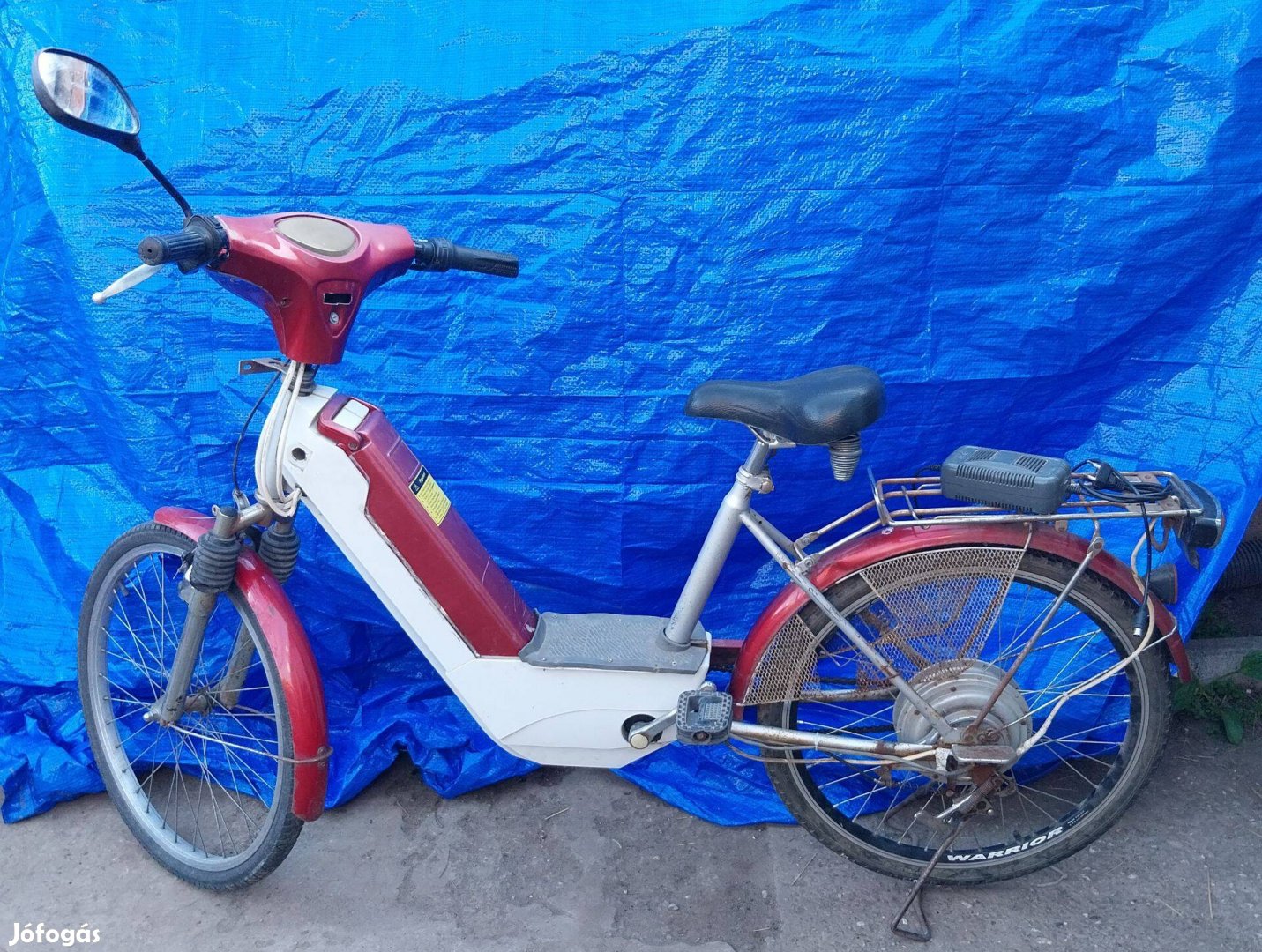 Elektromos kerékpár töltővel