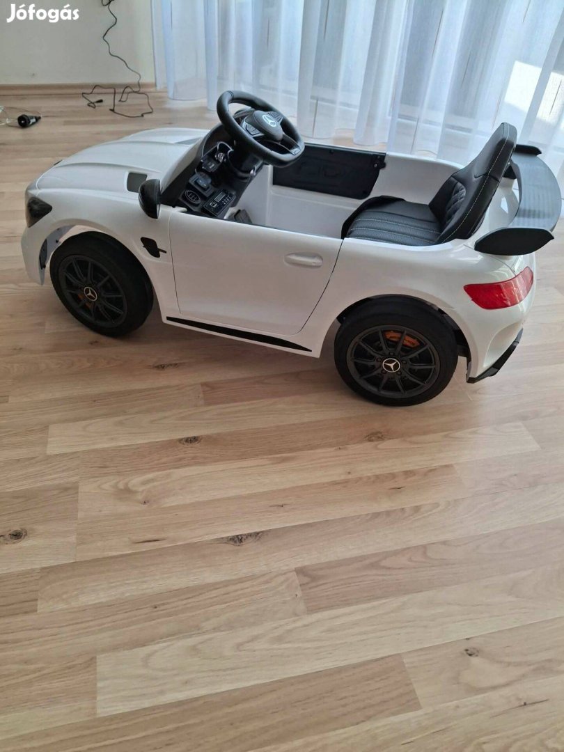 Elektromos kisautó gyerekeknek - Mercedes AMG