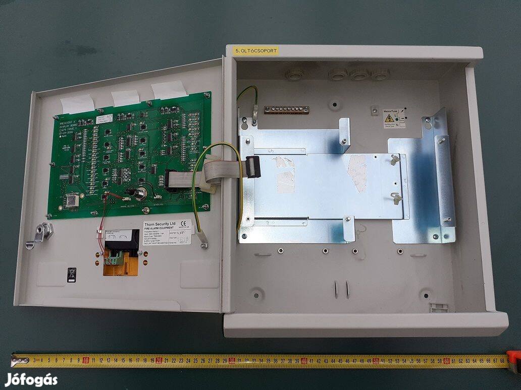 Elektromos kötődoboz szekrény és tápegység