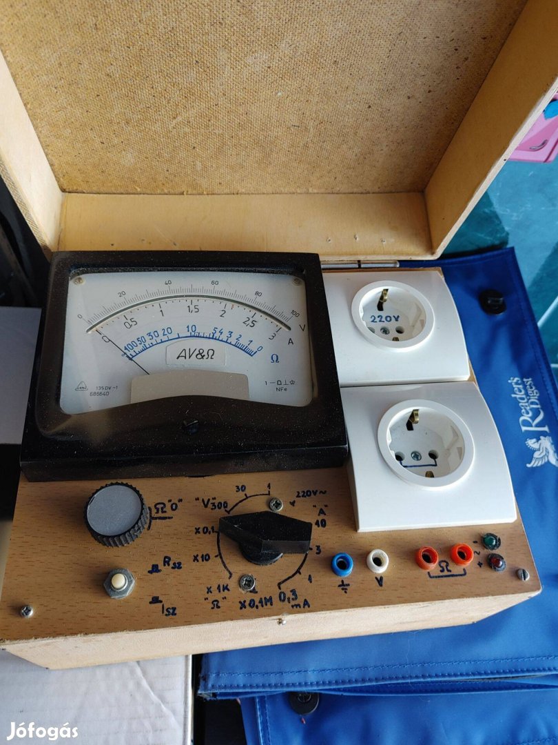 Elektromos mérő tesztelő szerkezet fa dobozban házi készítésű
