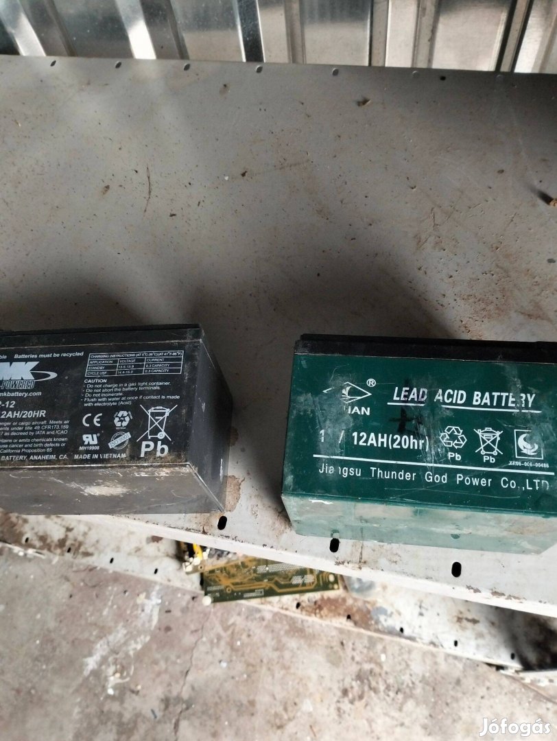 Elektromos motorba 2 db akkumlátor