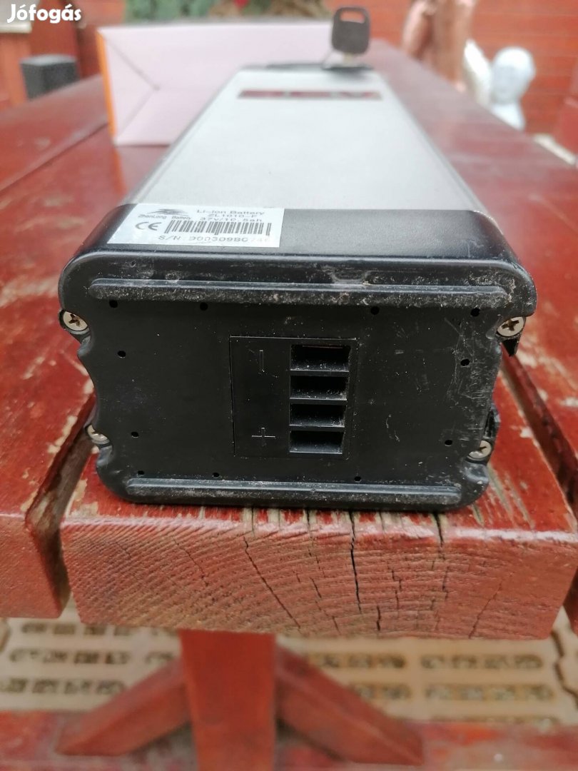 Elektromos rásegitésü kerékpár 36V és 24V akkumlátor.