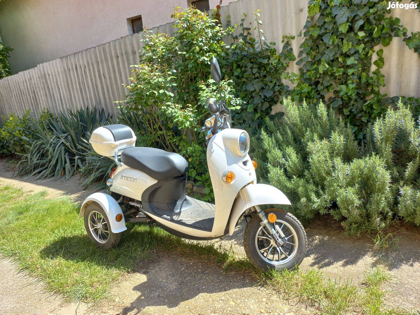 Elektromos robogó, háromkerekű, ZT-63