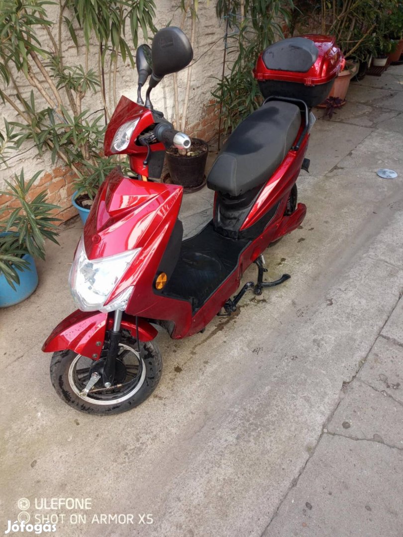 Elektromos robogó moped 