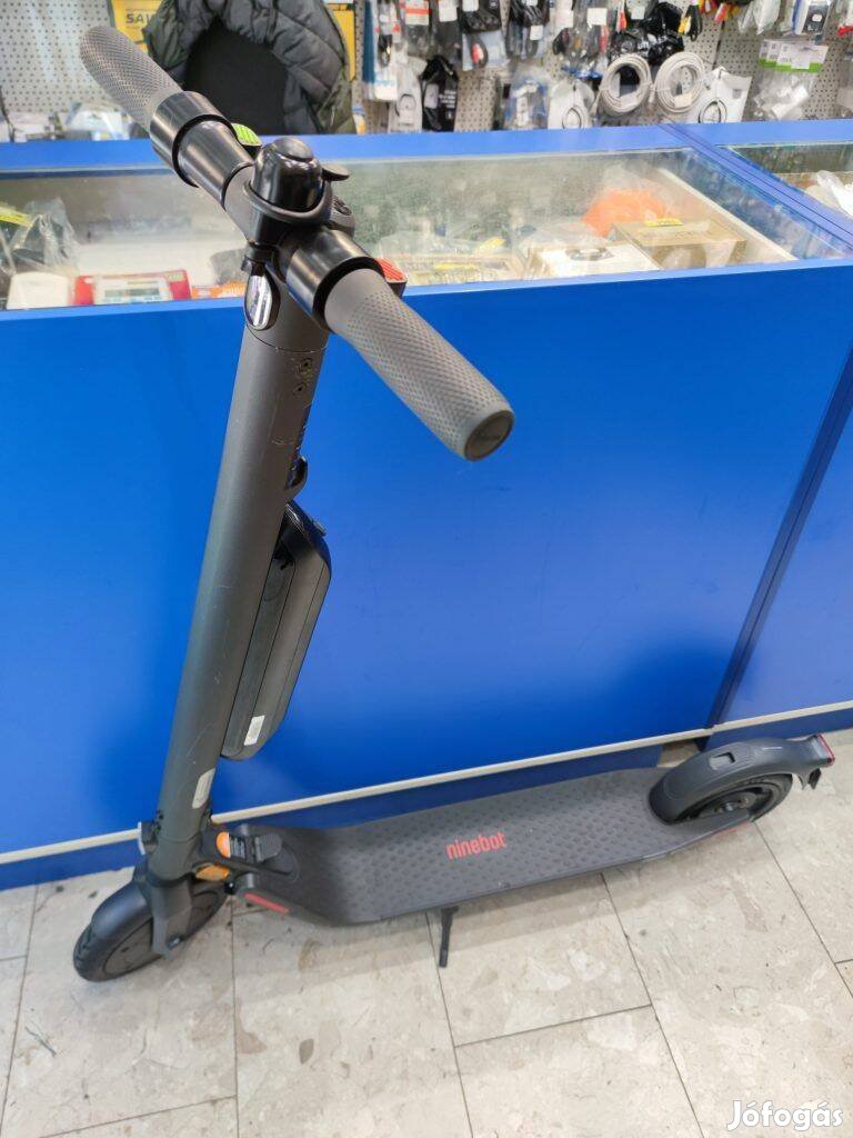Elektromos roller Ninebot Kickscooter E45E