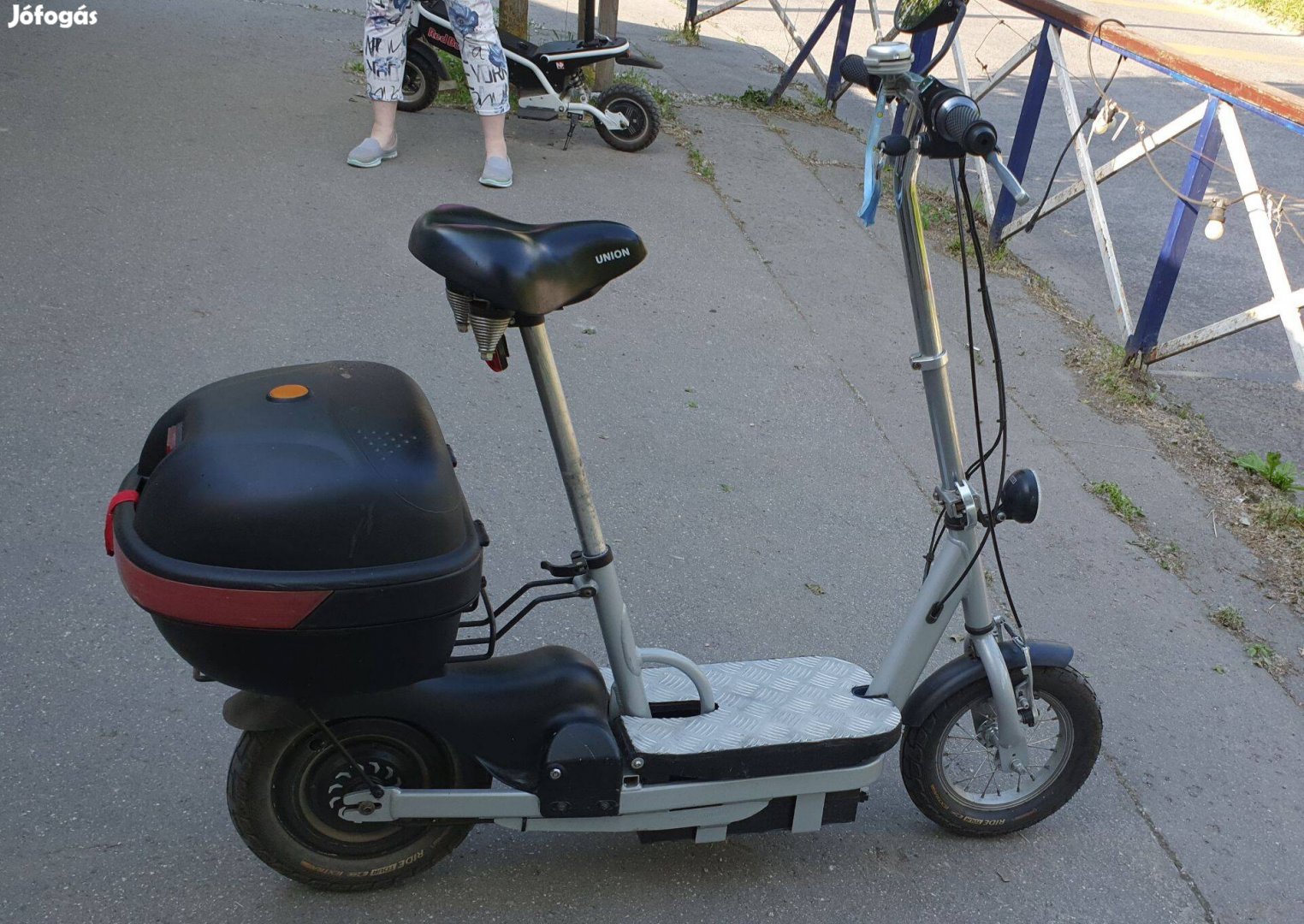 Elektromos roller."Minima O-tee city ülő roller"